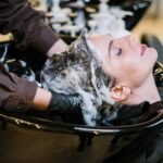 Aplicación de mascarilla hidratante en el cabello