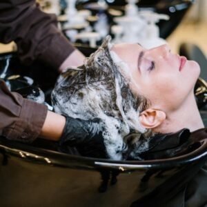 Aplicación de mascarilla hidratante en el cabello