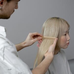 Mujer con corte de cabello moderno