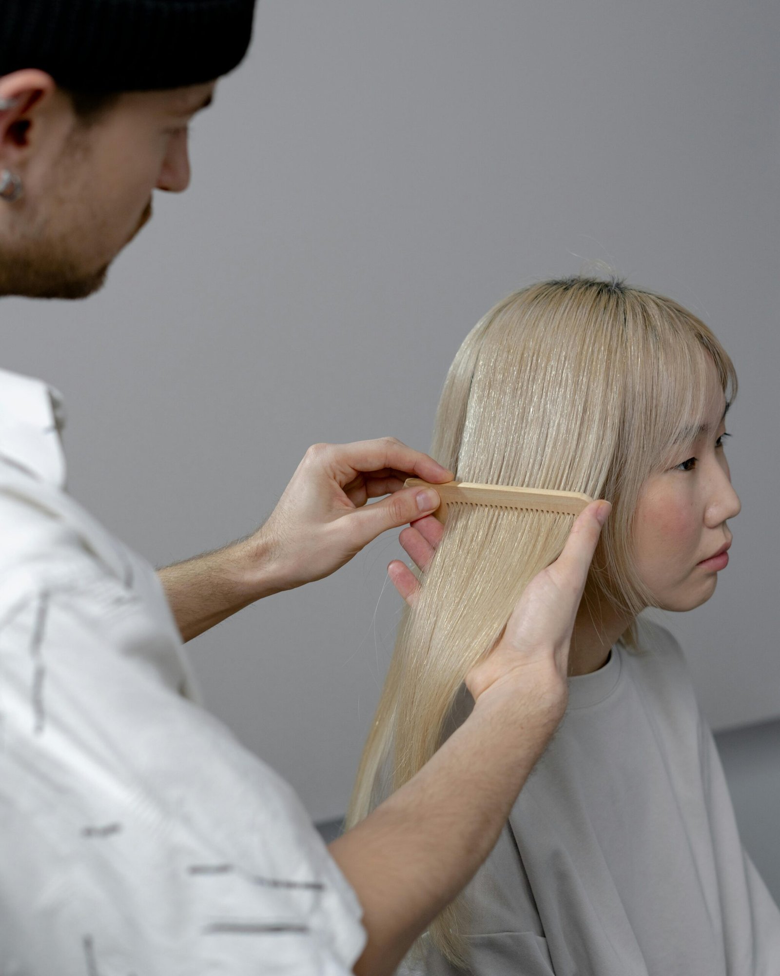 Mujer con corte de cabello moderno