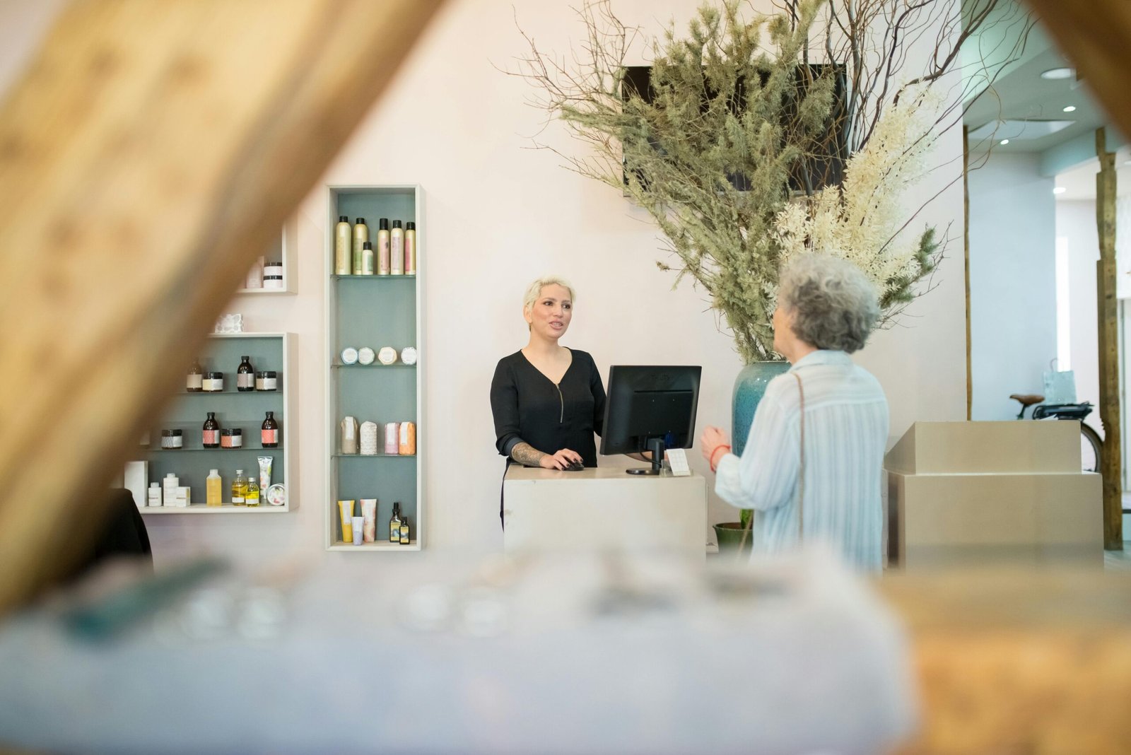 Equipo de estilistas en salón de belleza